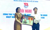 Anh Nguyễn Ngọc Lương tặng quà Đại sứ quán Cuba tại Việt Nam