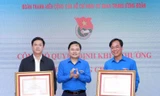 Anh Nguyễn Anh Tuấn trao Bằng khen của Thủ tướng Chính phủ cho tập thể và cá nhân thuộc T.Ư Đoàn. Ảnh: Bảo Anh.