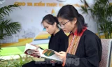 Các bạn trẻ đọc sách trong Không gian khuôn viên Trường PTDTNT tỉnh Bắc Giang. Ảnh: Xuân Tùng
