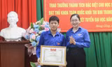 Tặng bằng khen học sinh đoạt huy chương Bạc Olympic Vật lý quốc tế và thủ khoa khối B00 toàn quốc