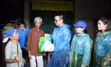 Anh Nguyễn Tường Lâm đến nhà thăm và tặng quà người dân vùng lũ xã Hải Thượng, huyện Hải Lăng, Quảng Trị. Ảnh: Lâm Hải Đăng