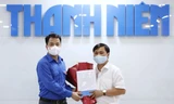 Anh Ngô Văn Cương trao quyết định của Ban Bí thư T.Ư Đoàn phân công anh Nguyễn Ngọc Toàn giữ nhiệm vụ Phó Tổng Biên tập phụ trách Báo Thanh Niên. Ảnh: Ngọc Dương/Báo Thanh niên