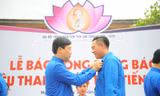 Đồng chí Lê Quốc Phong - Ủy viên Dự khuyết BCH Trung ương Đảng, Bí thư thứ nhất BCH Trung ương Đoàn trao huy hiệu Thanh niên tiên tiến làm theo lời bác cho đại biểu dự Đại hội Thanh niên tiên tiến làm theo lời Bác lần thứ VI năm 2020. Ảnh: Mạnh Thắng