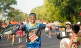 Runner Tiền Phong Marathon 2024 khoe màu cờ sắc áo trên đường chạy