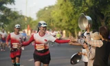 Khán giả Phú Yên mang... xoong, chảo cổ vũ runner Tiền Phong Marathon 2024