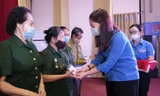 Tặng 50 suất quà tới cựu thanh niên xung phong Yên Bái
