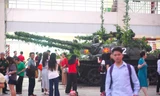 Giới trẻ check-in với xe tăng T54 huyền thoại trước giờ ‘Hẹn ước Bắc Nam’