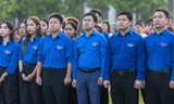 300 đoàn viên thanh niên, nghệ sĩ tề tựu tại Quảng trường Ba Đình chào cờ và hát Quốc ca