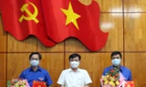 Phó Bí thư Thường trực Tỉnh ủy Long An Nguyễn Thanh Hải trao quyết định cho anh Trần Quốc Quân (bìa trái) và anh Trần Hải Phú (bìa phải)