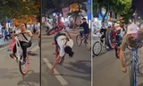 Nhóm người nước ngoài đi xe đạp bốc đầu, đánh võng trên đường phố Hà Nội