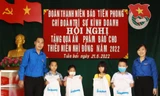 Đoàn Thanh niên Báo Tiền Phong tặng quà thiếu nhi có hoàn cảnh khó khăn