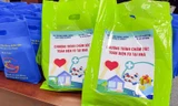 Trao túi thuốc cho F0 tại nhà ở TPHCM