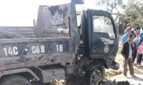 Hy hữu: Lật xe chở bùn, một nữ sinh bị vùi lấp khi đi học về