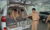 CSGT bắt xe biển Lào vận chuyển 100 bánh heroin