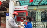 Thanh niên Hải Phòng nhắc người dân giữ khoảng cách, rửa tay sát khuẩn tại cây ATM