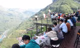 Panorama Mã Pì Lèng vẫn chật cứng khách trong 'tâm bão'