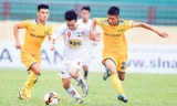 Văn Toàn (giữa) thể hiện sự tiến bộ vượt bậc sau 2 mùa giải chinh chiến ở V-League. Ảnh: VSI.