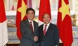 Thủ tướng Nhật Bản Shinzo Abe đón Thủ tướng Nguyễn Xuân Phúc. Ảnh: TTXVN.