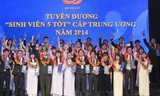 Các sinh viên tiêu biểu nhận giải thưởng “Sinh viên 5 tốt” và “Sao tháng giêng”.
