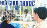 Người dân mua thuốc tây vẫn phải chịu giá cao, chưa kể có thể mua phải hàng giả, kém chất lượng (ảnh chỉ có tính chất minh họa). Ảnh: Như Ý.