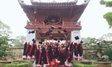 Sinh viên trường ĐH Thương mại chụp ảnh lưu niệm ở Văn Miếu Quốc Tử Giám - Hà Nội. Ảnh: Ngọc Châu.