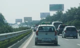 Ô tô trên đường Pháp Vân - Cầu Giẽ chuẩn bị qua trạm thu phí BOT. Ảnh: Bảo An.