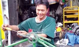 Anh Lê Văn Thái lắp ráp xe đạp cũ tặng người nghèo. Ảnh: Trọng Thịnh.