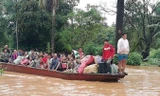 Người dân vùng bị ngập lụt được đưa đi sơ tán bằng thuyền. Ảnh: Vientiane Times.