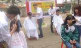 Các em học sinh nghèo trung tâm GDTX huyện Cao Lộc được cắt tóc miễn phí. Ảnh: Duy Chiến.