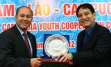 Anh Nguyễn Đắc Vinh, Bí thư thứ nhất T.Ư Đoàn, nhận quà lưu niệm từ Chủ tịch Hội LHTN Campuchia Hun Many.