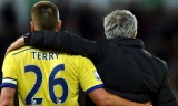 Đội trưởng Chelsea John Terry đăng bức hình chụp chung cùng HLV Mourinho trong bài viết chia sẻ cảm xúc sau khi HLV Mourinho bị sa thải.