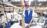 Lao động và doanh nghiệp sẽ phải đóng mức BHXH cao từ năm 2018. Ảnh: Phạm Thanh.