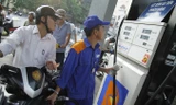 Người dân mua xăng tại cây xăng số 1 Trần Quang Khải-Hà Nội. Ảnh: Như Ý.
