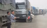 Xe chở hoa quả tươi đỗ dọc quốc lộ 1A, 4A từ khu vực Tam Lung, huyện Cao Lộc đến sát biên giới Tân Thanh.