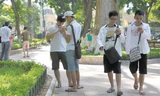 Pokémon Go đang ám giới trẻ. Ảnh: Xuân Tùng.