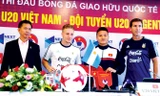 HLV Hoàng Anh Tuấn (trái) và HLV Claudio Ubeda (phải) cùng đội trưởng hai đội U20 Việt Nam và U20 Argentina tại buổi họp báo trước trận đấu. Ảnh: VSI.