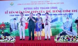 Bộ sậu lãnh đạo Cty Liên Kết Việt tại lễ đón nhận Bằng khen giả (Lê Xuân Giang áo sẫm màu, giữa).
