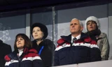 Em gái nhà lãnh đạo Triều Tiên Kim Jong-un đứng ngay sau Phó Tổng thống Mỹ Mike Pence trong lễ khai mạc Olympic Mùa đông hôm 9/2. Ảnh: Time.