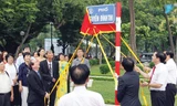 Phút mở băng đề biển tên phố Nguyễn Đình Thi. Ảnh: NMH.