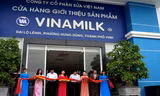 Lễ cắt băng khai trương điểm bán hàng “Tự hào hàng Việt Nam” tại cửa hàng Vinamilk, số 4 Đại lộ Lê Nin, Nghệ An.