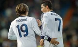 Ronaldo-Modric, những người đồng đội tại Real Madrid sẽ bước vào cuộc đấu không khoan nhượng dưới 2 màu áo Bồ Đào Nha-Croatia. Ảnh: FIFA.com.