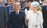 Nhà vua Akihito và Hoàng hậu Michiko thăm nhà tưởng niệm Phan Bội Châu tại thành phố Huế chiều 4/3.