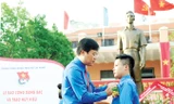 Bí thư thứ nhất T.Ư Đoàn trao huy hiệu Tuổi trẻ thanh niên tiên tiến làm theo lời Bác cho các đại biểu.