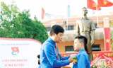 Bí thư thứ nhất T.Ư Đoàn trao huy hiệu Tuổi trẻ thanh niên tiên tiến làm theo lời Bác cho các đại biểu.