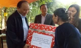 Phó Thủ tướng Nguyễn Xuân Phúc tặng quà cho người dân Nam Trà My.