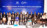 Sáng 9/5 tại Hà Nội diễn ra cuộc họp Nhóm Bạn về người khuyết tật. Trong ảnh: Đại biểu các nền kinh tế APEC tham dự cuộc họp chụp ảnh chung. Ảnh: TTXVN.