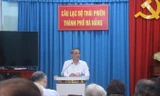 Ông Trương Quang Nghĩa, Bí thư Thành ủy Ðà Nẵng trao đổi với hội viên CLB Thái Phiên.