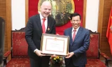 Bộ trưởng Nguyễn Ngọc Thiện gặp gỡ Chủ tịch FIFA Gianni Infantino nhân chuyến thăm Việt Nam đầu năm 2018. Ảnh: VSI.