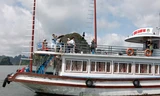 Khách Trung Quốc tham quan trên Vịnh Hạ Long.