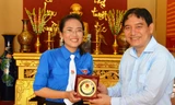 Bí thư thứ nhất T.Ư Đoàn Nguyễn Đắc Vinh tặng biểu trưng của T.Ư Đoàn cho chị Anh Thư - Chủ nhiệm CLB Thuyết minh viên du lịch Bạc Liêu. Ảnh: Hòa Hội.